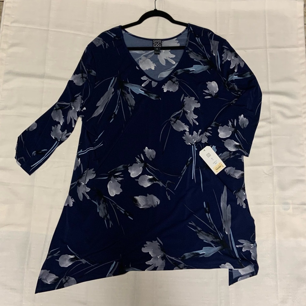 NWT Tunic Top, Floral pattern, flowy and slit on sides